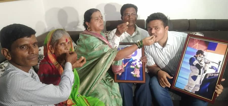 <div class="paragraphs"><p>ಪ್ಯಾರಿಸ್ ಒಲಿಂಪಿಕ್ಸ್ನಲ್ಲಿ ಕಂಚಿನ ಪದಕ ಪಡೆದ ಮಹಾರಾಷ್ಟ್ರದ ಸ್ವಪ್ನಿಲ್ ಕುಸಾಳೆ ಅವರ ತಂದೆ ಸುರೇಶ, ತಾಯಿ ಅನಿತಾ ಹಾಗೂ ಕುಟುಂಬದವರು ಸಿಹಿ ತಿಂದು ಸಂಭ್ರಮಿಸಿದ್ದು ಹೀಗೆ</p><p></p></div>